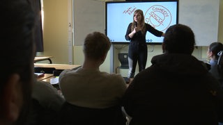 Comedienne und Lehrerin Tarja Meyerholz während des Unterrichts im Schulzentrum Carl von Ossietzky in Bremerhaven. 