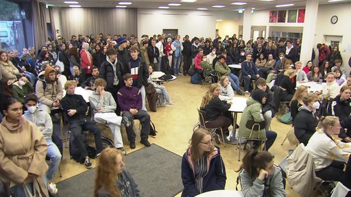 Viele Schüler:innen der Leibnitzschule bei einem gemeinsamen Projekt über die Reichspogromnacht.