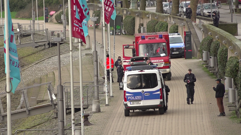 Polizisten und Feuerwehrleute bei einem Einsatz an der Bremer Schlachte.