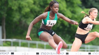 Die Werder-Leichtathletin Sakyi Sandy springt über eine Hürde.