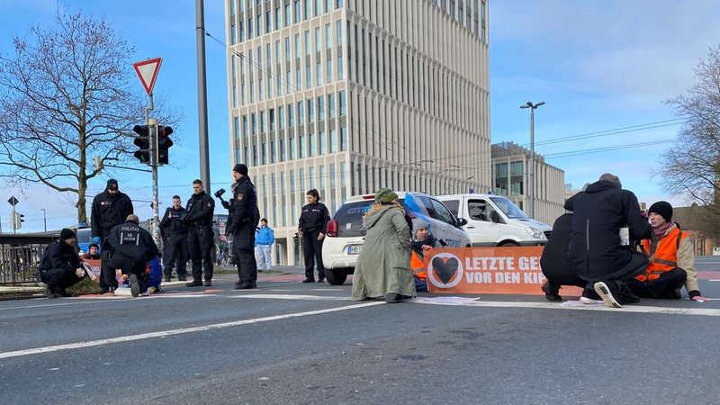 Aktivisten der letzten Generation haben sich auf einer Straße festgeklebt.