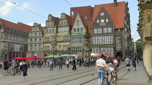 Der Bremer Marktplatz mit vielen Besucherinnen und Besuchern