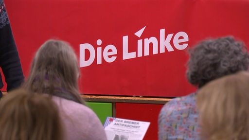 Zu sehen ist das Logo der Linken auf einem Banner.