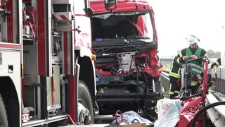 Ein Wrack eines LKW nach einem Unfall