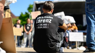 Ein Teilnehmer trägt ein T-Shirt mit der Aufschrift «Ruhe in Frieden - Lorenz» und dem Geburts- und Todesdatum bei einer Kundgebung nach den tödlichen Polizeischüssen auf Lorenz. Am Ostersonntag wurde Lorenz während eines Polizeieinsatzes in der Oldenburger Fußgängerzone erschossen. 