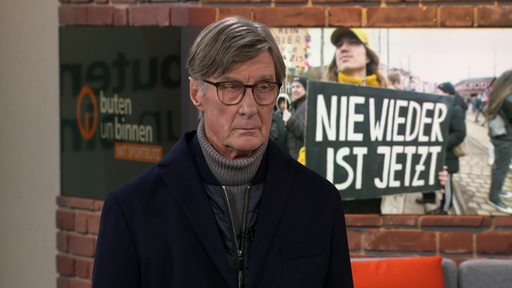 Politikwissenschaftler Probst im Studio von buten un binnen.