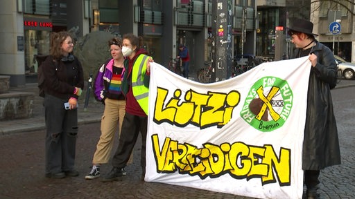 Demonstranten halten ein Schild hoch, wo Lützi verteidigen drauf steht. 