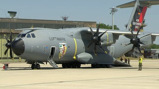 Ein Flugzeug der Luftwaffe steht beim Stützpunkt in Wunstorf