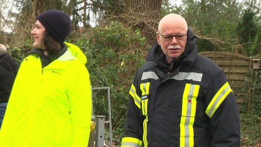 Umweltsenatorin Kathrin Moosdorf und Innensenator Ulli Mäurer in Borgfeld (rechts) beim Hochwasser. 