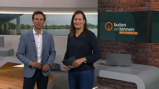 Die Moderatoren Pascale Ciesla und János Kereszti im Studio von buten un binnen.