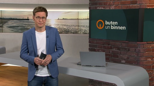 Moderator Felix Krömer im Studio von buten un binnen