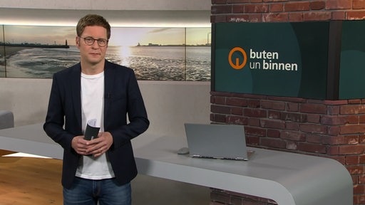 Moderator Felix Krömer im Studio von buten un binnen