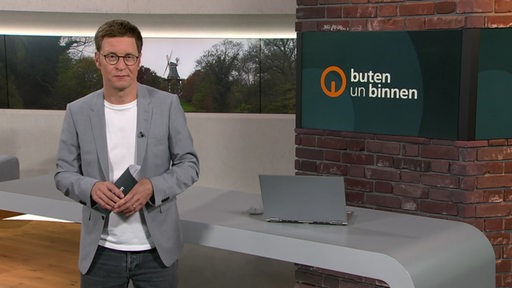 Moderator Felix Krömer im Studio von buten un binnen.