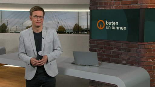 Der Moderator Felix Krömer im Studio von buten un binnen.