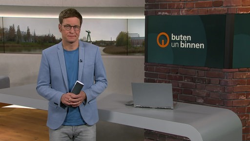 Der Moderator Felix Krömer im Studio von buten un binnen. 