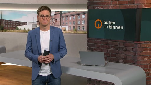 Der Moderator Felix Krömer im Studio von buten un binnen.