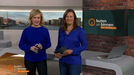 Moderatorin Kirsten Rademacher und Sportblitz Moderatorin Pascale Ciesla im buten un binnen Studio. 