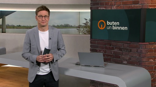 Moderator Felix Krömer im Studio von buten un binnen. 