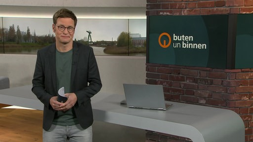 Der Moderator Felix Krömer im Studio von buten un binnen.