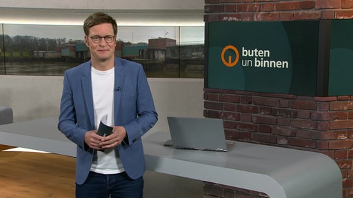 Der Moderator Felix Krömer im Studio von buten un binnen.