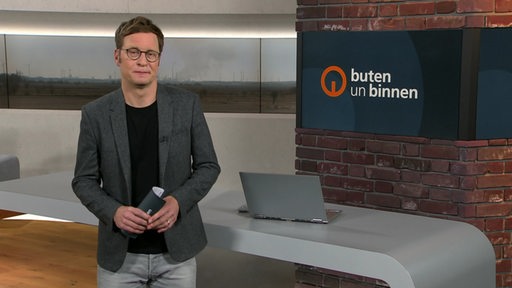 Der Moderator Felix Krömer im Studio von buten un binnen.