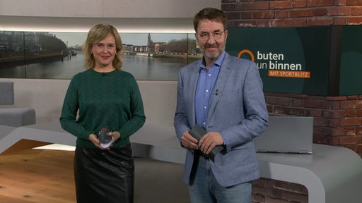 Moderatorin Kirsten Rademacher und Moderator Jan-Dirk Bruns im Studio von buten un binnen.