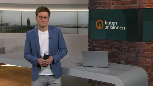 Der Moderator Felix Krömer im Studio von buten un binnen.