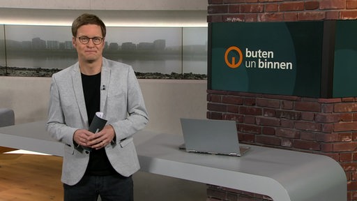 Moderator Felix Krömer im Studio von buten un binnen.