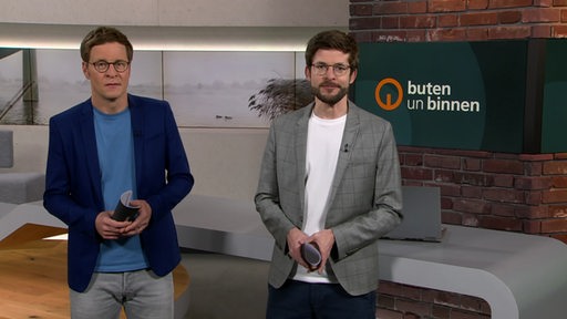 Die Moderatoren Felix Krömer und Niko Schleicher im Studio von buten un binnen