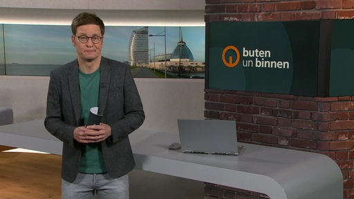 Der Moderator Felix Krömer im Studio von buten un binnen.