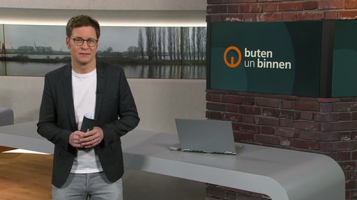 Moderator Felix Krömer im Studio von buten un binnen