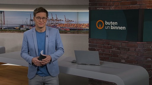 Moderator Felix Krömer im Studio von buten un binnen. 