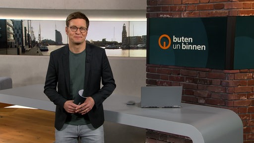 Moderator Felix Krömer im buten un binnen Studio. 