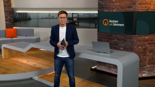 Moderator Felix Krömer im buten un binnen Studio. 