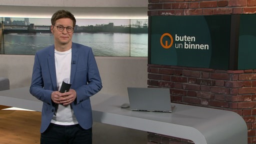 Moderator Felix Krömer im Studio von buten un binnen.