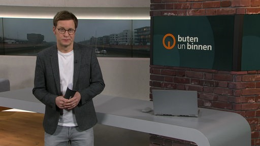 Moderator Felix Krömer im Studio von buten un binnen.