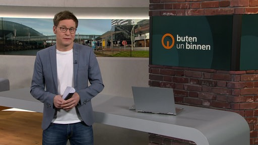 Moderator Felix Krömer im Studio von buten un binnen.