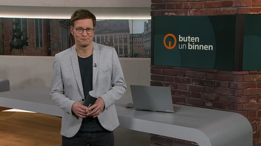 Moderator Felix Krömer im Studio von buten un binnen.