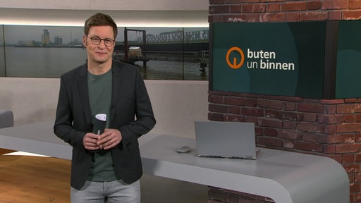 Moderator Felix Krömer im buten un binnen Studio.