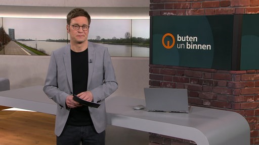 Moderator Felix Krömer im buten un binnen Studio. 