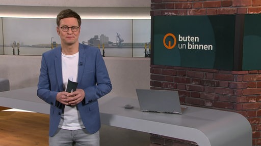 Moderator Felix Krömer im buten un binnen Studio. 