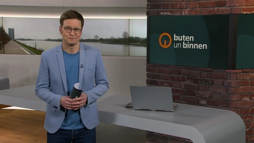 Moderator Felix Krömer im Studio von buten un binnen.