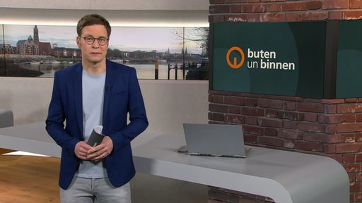 Moderator Felix Krömer im Studio von buten un binnen.