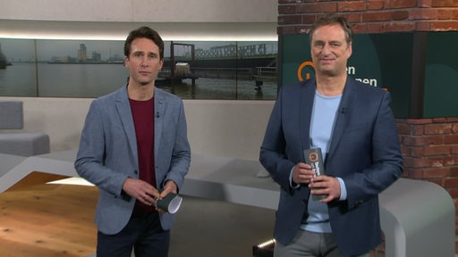 Die Moderatoren Janos Kereszti und Stephan Schiffner im Studio von Buten un Binnen