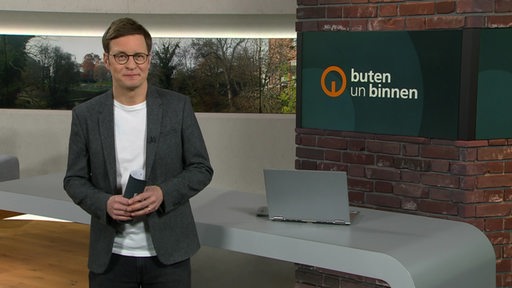 Der Moderator Felix Krömer im Studio von buten un binnen.