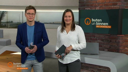 Moderator Felix Krömer und Moderatorin Pascale Ciesla im Studio von buten un binnen.