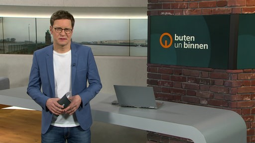 Der Moderator Felix Krömer im Studio von buten un binnen.