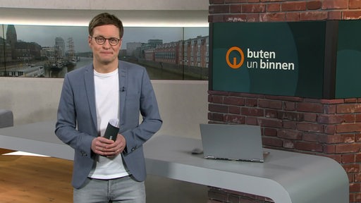 Der Moderator Felix Krömer im Studio von buten un binnen.