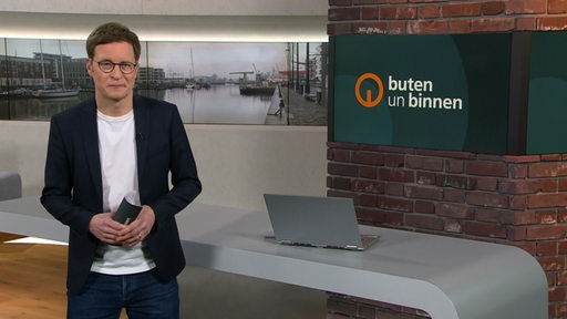 Moderator Felix Krömer im Studio von buten un binnen.