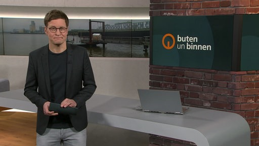 Der Moderator Felix Krömer im Studio von buten un binnen.